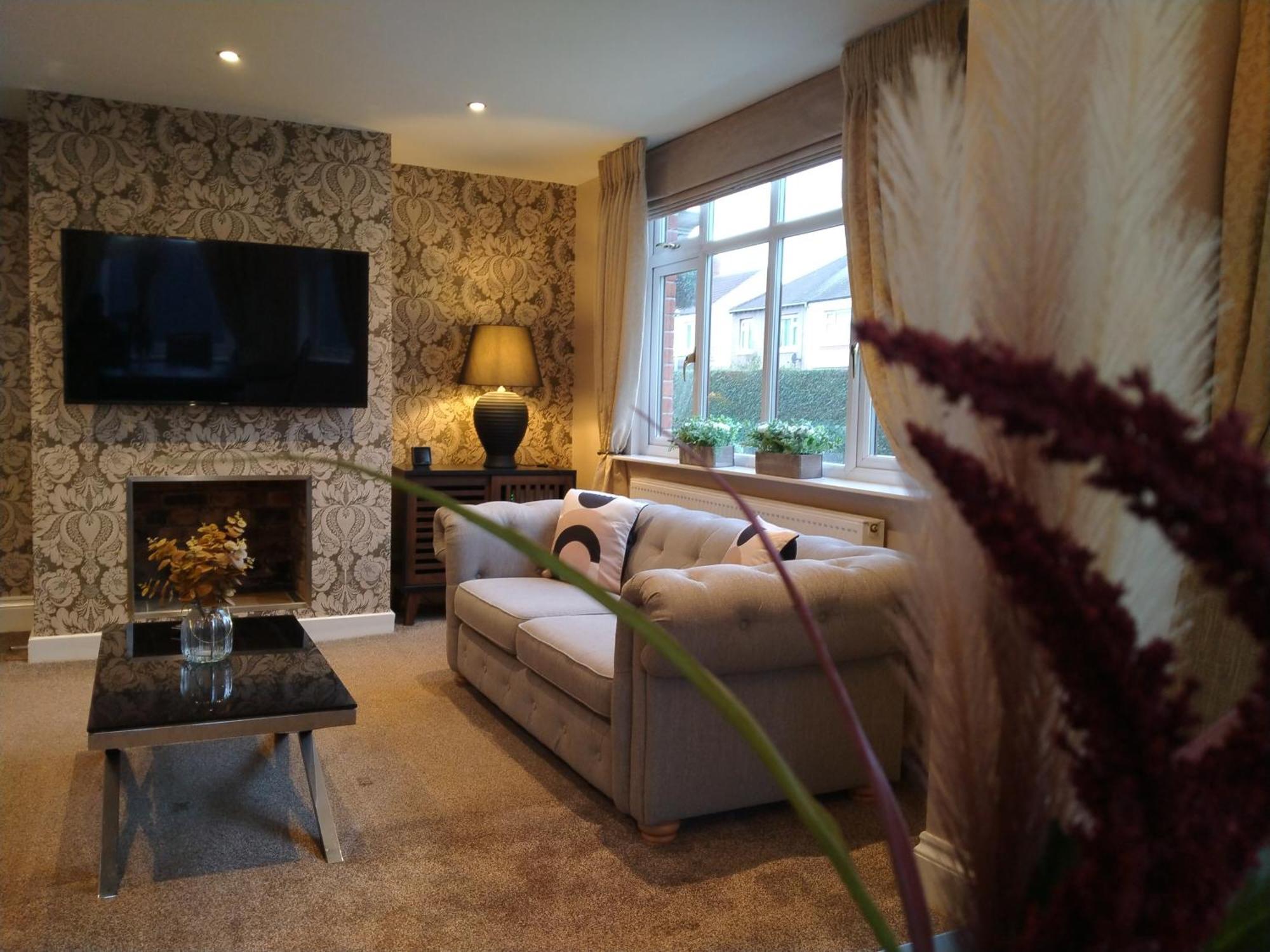 Sirius House - Sleeps 7, Driveway, Garden Villa Crewe Exterior photo